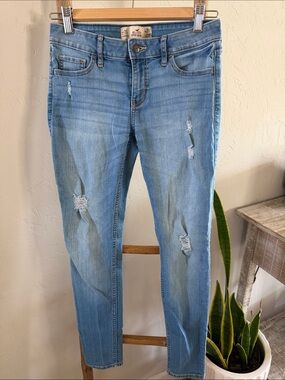 Holister Light Wash Distressed Women’s Skinny Jeans Size 3, 26W/29L
